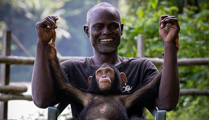 La Fondation 30 Millions d’Amis aide au nourrissage de singes rescapés au Cameroun