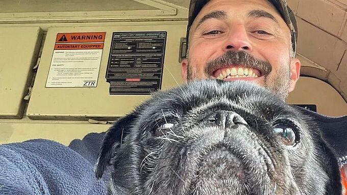 Un conducteur de train sauve une chienne perdue... près d’une voie ferrée en Angleterre