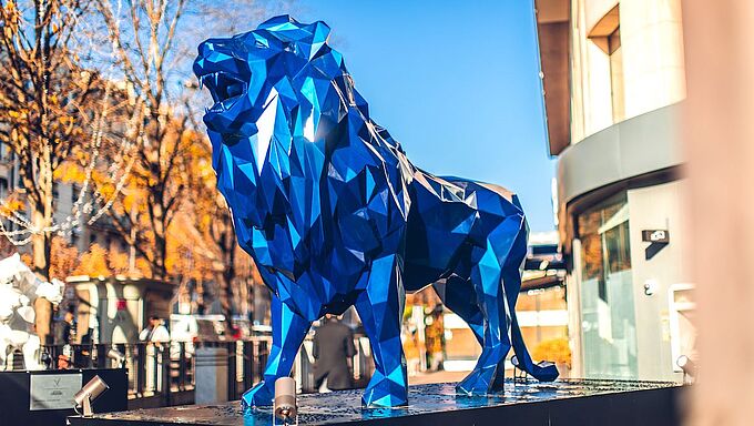 Les animaux géants de Richard Orlinski épatent la galerie. Découvrez notre interview exclusive de l'artiste