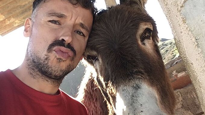 Les retrouvailles entre cet Espagnol et son âne après le confinement vont vous faire chavirer...