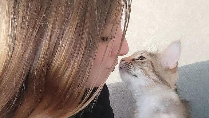 Cette chatte et son chaton maltraités ont été recueillis par la fille de leur sauveteur. Une belle histoire à partager !