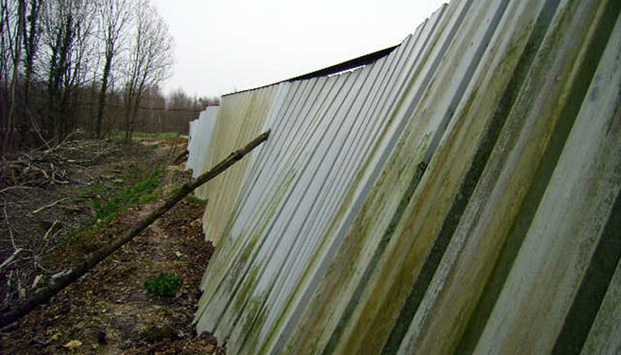 La clôture, touchée par l'orage, a été rafistolée avec les moyens du bord... © SPA de Gray et Haute-Saône