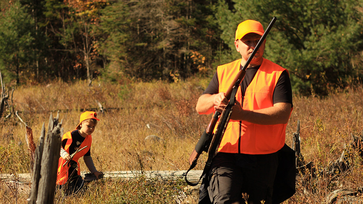 Sanglier poignardé par un enfant : la Fondation 30 Millions d’Amis demande l’interdiction de la chasse aux mineurs Animaux passion enfant chasse 05 Sanglier poignardé par un enfant : la Fondation 30 Millions d’Amis demande l’interdiction de la chasse aux mineurs